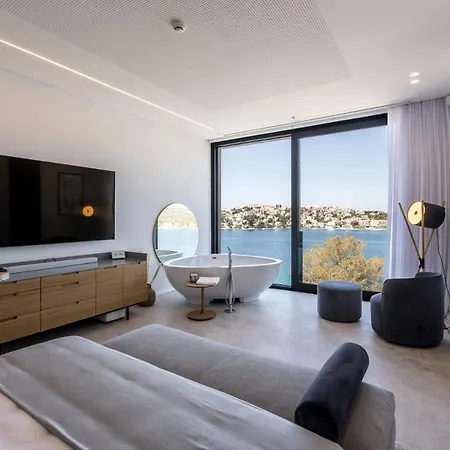 Luxury Diamond One With Pool *