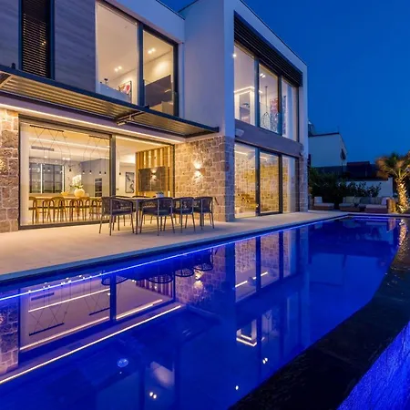 Luxury Diamond One With Pool