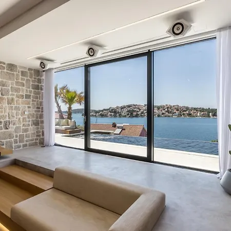 Luxury Diamond One With Pool *