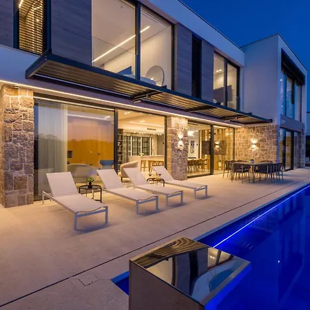 Luxury Diamond One With Pool Villa *
