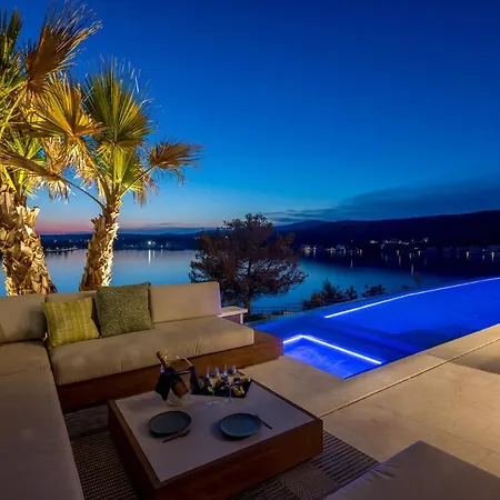 Luxury Diamond One With Pool Villa