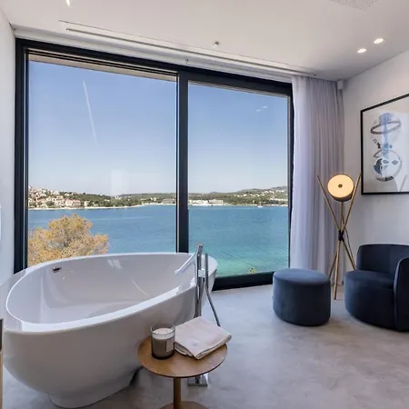 Luxury Diamond One With Pool *