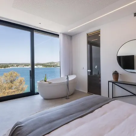 Luxury Diamond One With Pool *