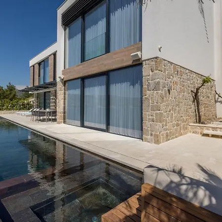 Luxury Diamond One With Pool