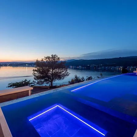 Luxury Diamond One With Pool Villa *