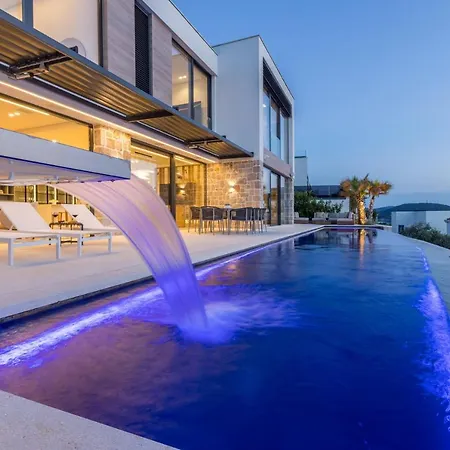 Luxury Diamond One With Pool Villa