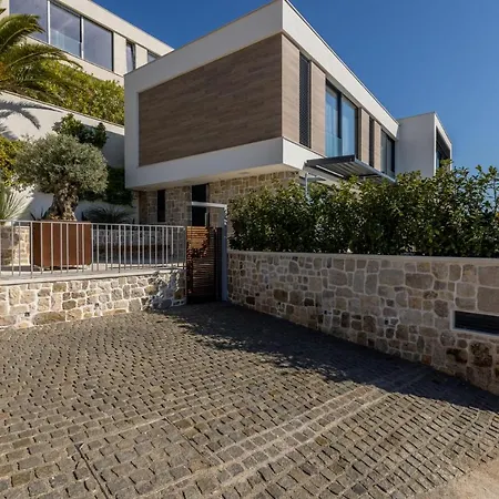 Luxury Diamond One With Pool Villa